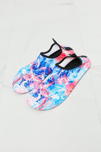 Carregar imagem no visualizador da galeria, MMshoes On The Shore Water Shoes in Pink and Sky Blue
