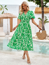 Carregar imagem no visualizador da galeria, Printed Surplice Short Sleeve Midi Dress
