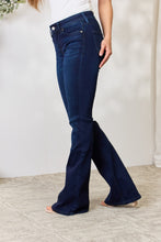 Carregar imagem no visualizador da galeria, Kancan Full Size Mid Rise Flare Jeans
