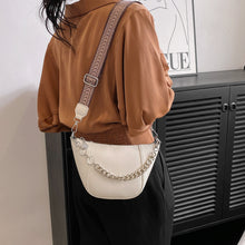 Carregar imagem no visualizador da galeria, PU Leather Chain Trim Crossbody Bag
