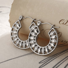 Carregar imagem no visualizador da galeria, Stainless Steel Cutout Leaf Shape Huggie Earrings
