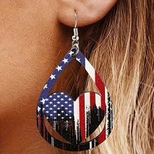 Carregar imagem no visualizador da galeria, US Flag Pattern Wooden Earrings
