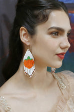 Carregar imagem no visualizador da galeria, Beaded Fringe Dangle Earring
