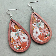 Carregar imagem no visualizador da galeria, Floral Wood Teardrop Earrings
