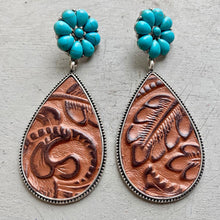 Carregar imagem no visualizador da galeria, Turquoise Flower Teardrop Earrings
