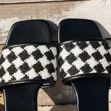 Carregar imagem no visualizador da galeria, Plaid Open Toe Flat Sandals
