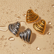 Carregar imagem no visualizador da galeria, Stainless Steel Heart Shape Stud Earrings
