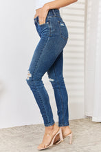 Carregar imagem no visualizador da galeria, Judy Blue Full Size Mid Waist Distressed Slim Jeans
