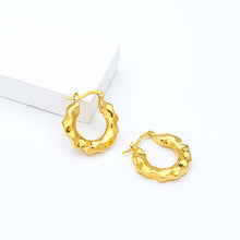 Carregar imagem no visualizador da galeria, Gold-Plated Huggie Earrings
