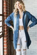 Carregar imagem no visualizador da galeria, Veveret Pocketed Button Up Washed Denim Shirt
