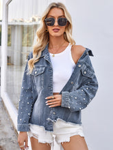 Carregar imagem no visualizador da galeria, Pearl Trim Raw Hem Denim Jacket
