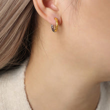 Carregar imagem no visualizador da galeria, 18K Gold-Plated Huggie Earrings
