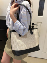 Carregar imagem no visualizador da galeria, Contrast Straw Woven Tote Bag
