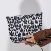 Carregar imagem no visualizador da galeria, Nylon Clutch with Zipper
