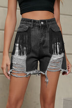 Carregar imagem no visualizador da galeria, Fringe Trim Distressed Denim Shorts with Pockets
