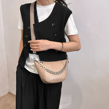 Carregar imagem no visualizador da galeria, PU Leather Chain Trim Crossbody Bag
