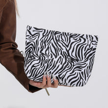 Carregar imagem no visualizador da galeria, Nylon Clutch with Zipper
