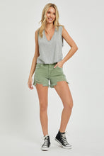 Carregar imagem no visualizador da galeria, RISEN Mid Waist Frayed Hem Denim Shorts
