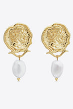 Carregar imagem no visualizador da galeria, Gold-Plated Pearl Drop Earrings
