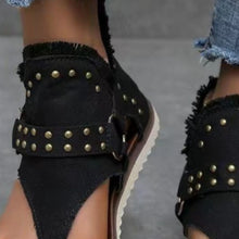 Carregar imagem no visualizador da galeria, Studded Raw Hem Flat Sandals
