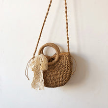 Carregar imagem no visualizador da galeria, Drawstring Straw Braided Crossbody Bag
