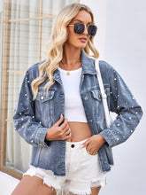 Carregar imagem no visualizador da galeria, Pearl Trim Raw Hem Denim Jacket
