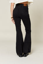 Carregar imagem no visualizador da galeria, Judy Blue Full Size High Waist Distressed Flare Jeans
