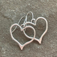 Carregar imagem no visualizador da galeria, Alloy Silver-Plated Heart Dangle Earrings
