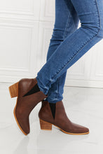 Carregar imagem no visualizador da galeria, MMShoes Back At It Point Toe Bootie in Chocolate
