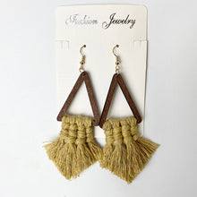 Carregar imagem no visualizador da galeria, Tassel Detail Geometric Earrings
