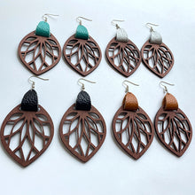 Carregar imagem no visualizador da galeria, Leaf Drop Earrings
