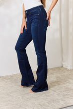 Carregar imagem no visualizador da galeria, Kancan Full Size Mid Rise Flare Jeans
