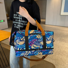 Carregar imagem no visualizador da galeria, Canvas Printed Travel Bag
