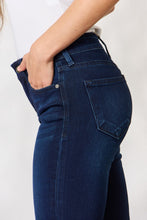 Carregar imagem no visualizador da galeria, Kancan Full Size Mid Rise Flare Jeans
