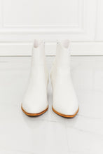 Carregar imagem no visualizador da galeria, MMShoes Watertower Town Faux Leather Western Ankle Boots in White
