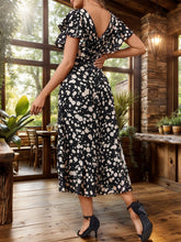 Carregar imagem no visualizador da galeria, Printed Round Neck Flutter Sleeve Midi Dress
