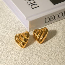 Carregar imagem no visualizador da galeria, Stainless Steel Heart Shape Stud Earrings
