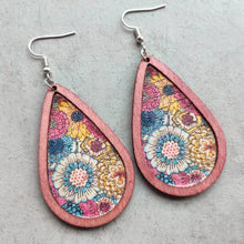 Carregar imagem no visualizador da galeria, Floral Wood Teardrop Earrings
