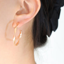 Carregar imagem no visualizador da galeria, Titanium Steel C-Hoop Earrings
