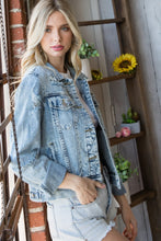 Carregar imagem no visualizador da galeria, Veveret Distressed Button Up Denim Jacket
