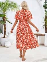 Carregar imagem no visualizador da galeria, Printed Surplice Short Sleeve Midi Dress
