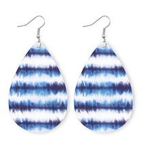 Carregar imagem no visualizador da galeria, Printed PU Teardrop Earrings
