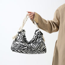 Carregar imagem no visualizador da galeria, Printed Small Crossbody Bag
