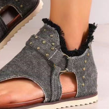 Carregar imagem no visualizador da galeria, Studded Raw Hem Flat Sandals
