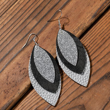 Carregar imagem no visualizador da galeria, PU Leather Drop Earrings
