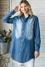 Carregar imagem no visualizador da galeria, Veveret Pocketed Button Up Washed Denim Shirt
