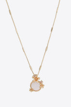 Carregar imagem no visualizador da galeria, White Mother-Of-Pearl Flower Pendant Copper Necklace
