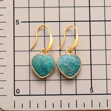 Carregar imagem no visualizador da galeria, Natural Stone Heart Drop Earrings
