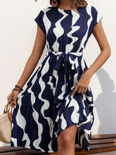 Carregar imagem no visualizador da galeria, Tied Pleated Printed Cap Sleeve Dress
