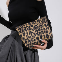 Carregar imagem no visualizador da galeria, Nylon Clutch with Zipper
